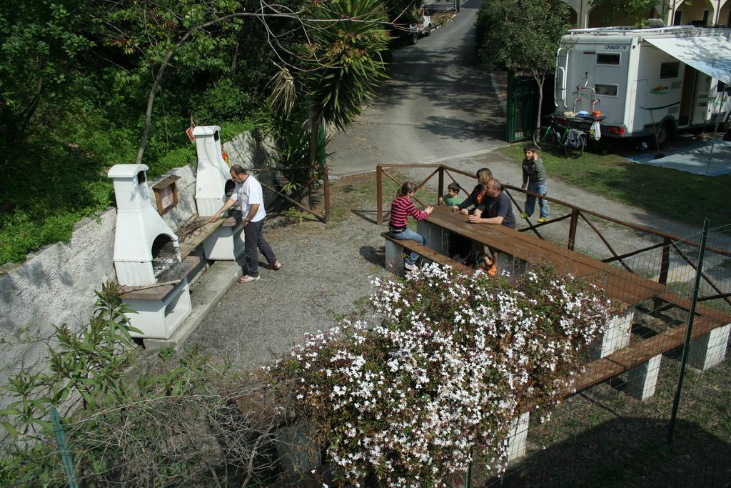Camping Delfino Альбенга Экстерьер фото